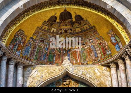 `s Markusdom aus der Nähe, Venedig, Italien. Es ist das Wahrzeichen Venedigs. Schönes goldenes Mosaik Portal, Bild der alten Mark Kirche. Detail der Orna Stockfoto